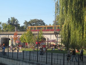 Berlin - Mitte, ergens tussen begin april en eind oktober.